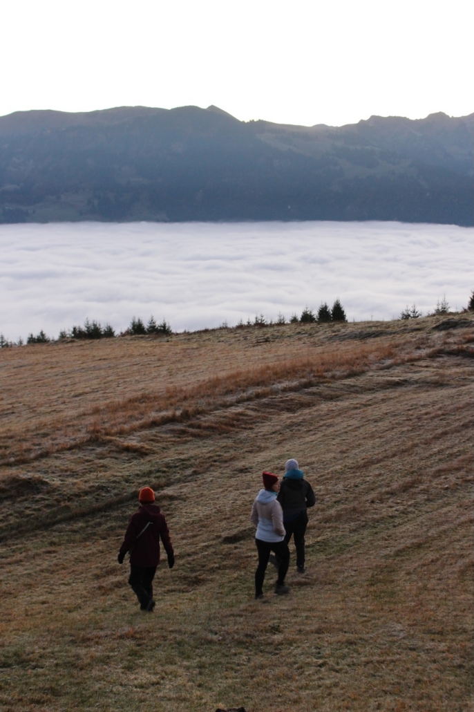 Herbstliche Wanderung über dem Wolkenmeer Herbstliche Wanderung über dem Wolkenmeer